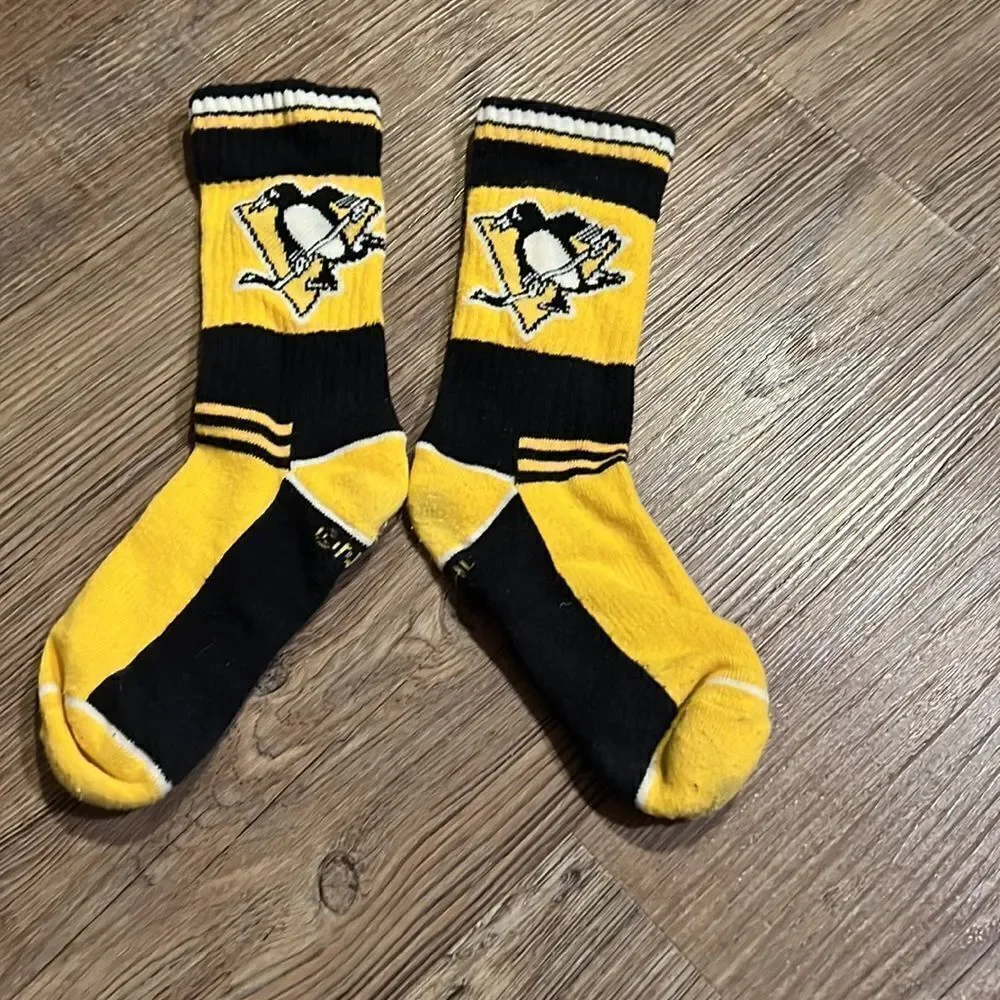 5 pairs of Pittsburgh Penquins youth boys socks.